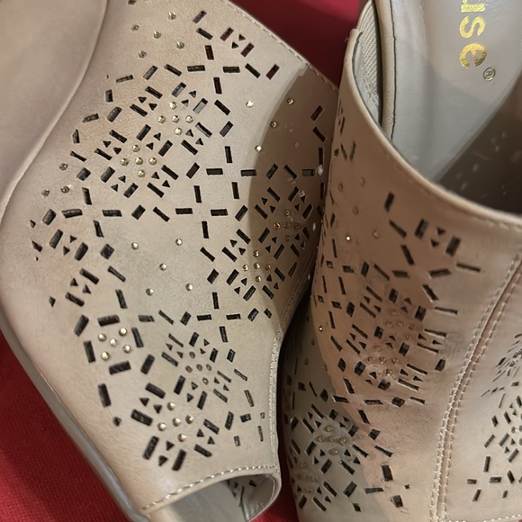 Cute with gold accents sandals - Picture 2 of 6